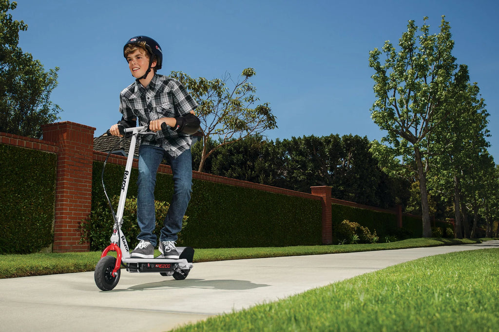 White Electric Scooter with 8 Pneumatic Front Tire K27568