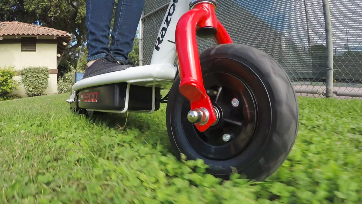 White Electric Scooter with 8 Pneumatic Front Tire K27568
